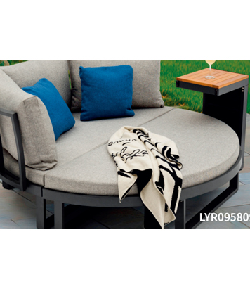 LYR095809